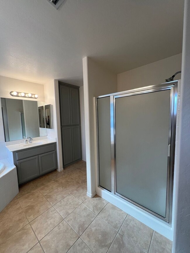 Building Photo - 4 BEDROOM IN BARKLEY RANCH!