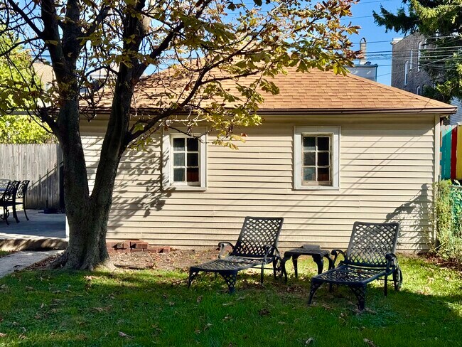 Chaise lounge chairs - 2721 N Monticello Ave