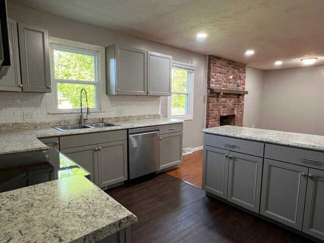 Building Photo - Recently Remodeled 3 Bed / 2 Bath near Mercy Hospital