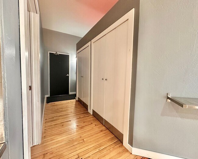 Building Photo - Oversized Downtown 1 Bed, 1 Bath + Den Condo!