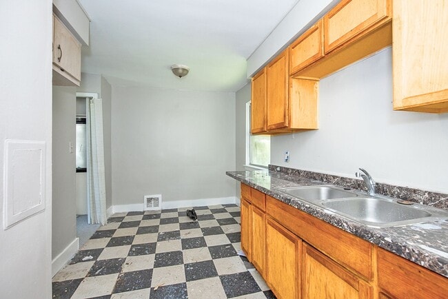 Building Photo - 3 BED 1 BATH BEAUTIFUL SINGLE FAMILY HOME ...