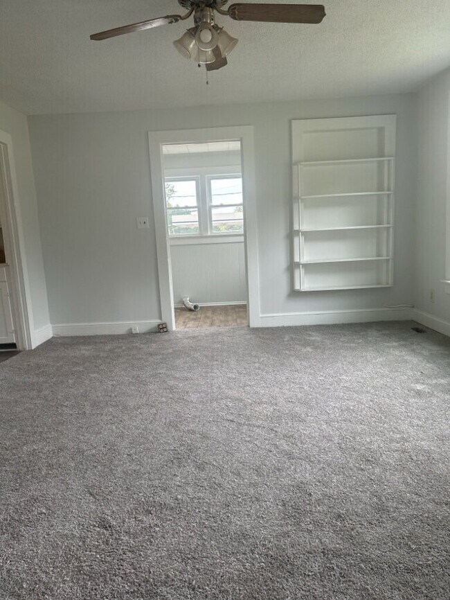 Building Photo - Charming 2-Bedroom Oasis with Full Bath in Pelzer's Heart!