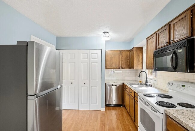 Building Photo - 705 Lakeview Ave