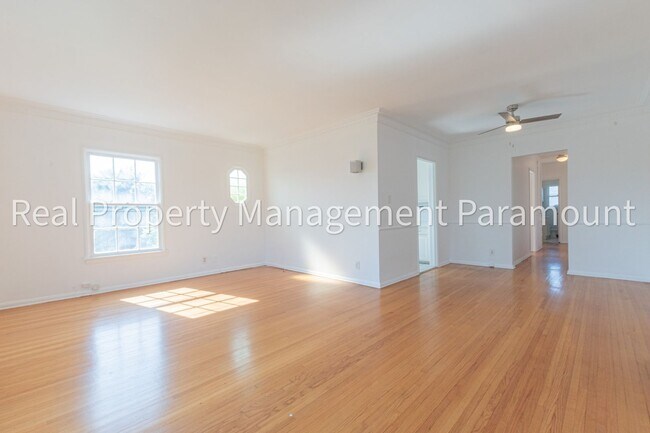 Building Photo - 5823 Saturn St