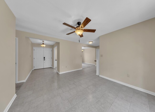 Building Photo - 702 Mayflower Ave