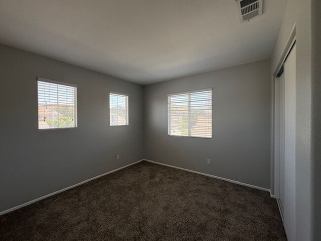 Building Photo - 4 Bedroom with NEW Carpet & Paint