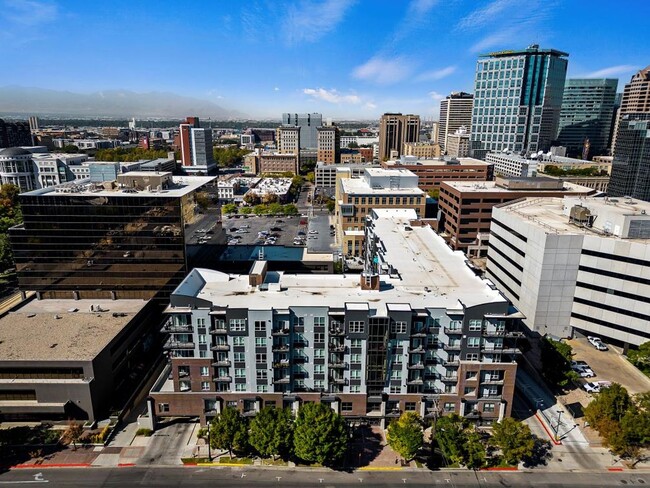 Building Photo - Beautiful Downtown Apartment!