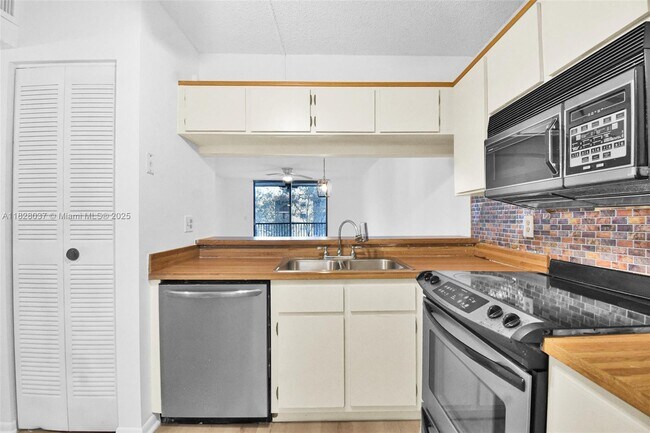 Building Photo - 10501 W Broward Blvd