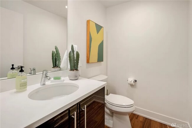 Building Photo - Stunning 2 Bed 3 Bath Home in Queen Anne