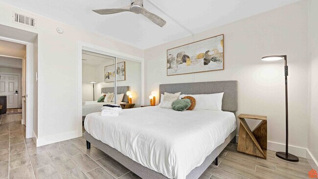 Building Photo - 556 Coral Ct