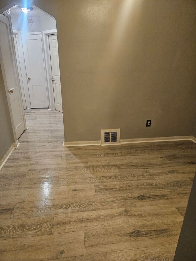 Building Photo - 3 Bedroom 1 Bath Ranch