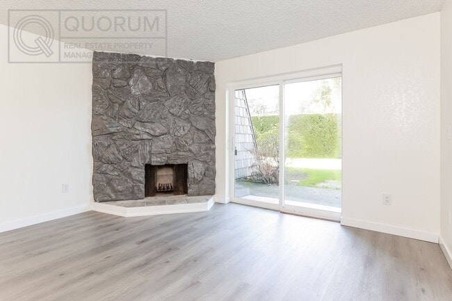 Building Photo - 3 Bed 2 Bathroom Edmonds Condo!