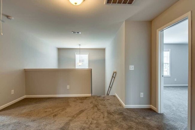 Building Photo - Spacious 4 Bedroom Home with Open Floor Plan - Free Rent!