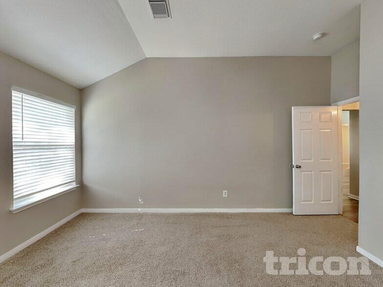 Building Photo - 352 Meadow Park