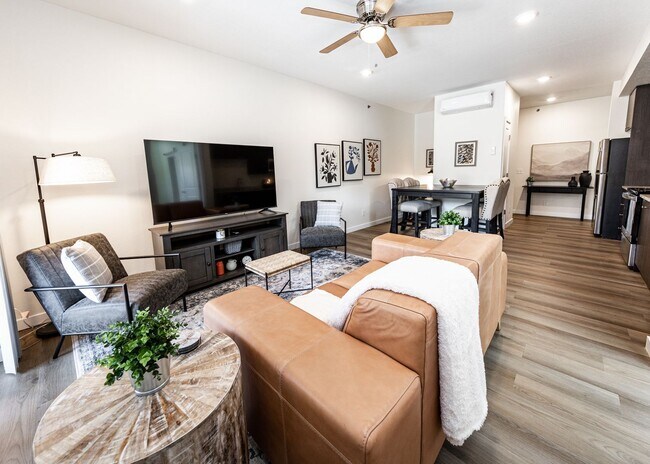 Building Photo - Westside 1 bed, 1 bath Luxury Apartment near Garden of the Gods
