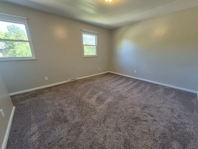 Building Photo - Large 2 story home!!