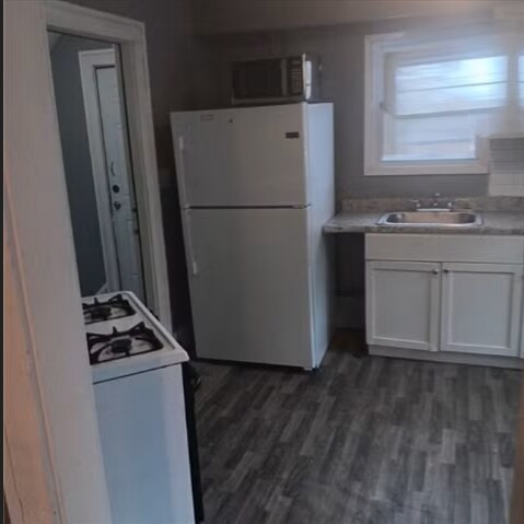 Building Photo - Newly Renovated 2BR/1BA First Floor Apartment in Nearby Larchmere Neighborhood