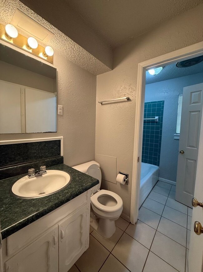 Building Photo - 3 bed, 1 & 1/2 bath home in North Norman