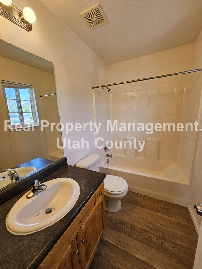Building Photo - Orem Townhome