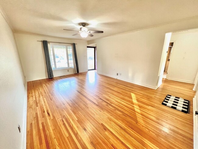 Building Photo - Brookside Bungalow Close to shopping, Riverside trails, & Gathering Place!
