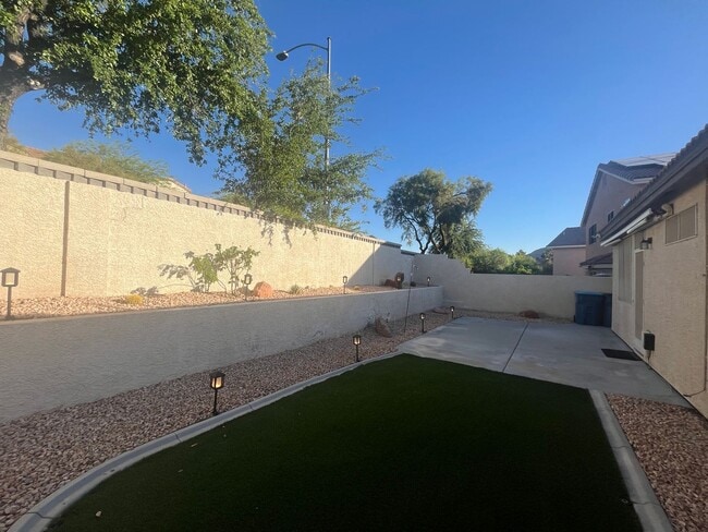 Building Photo - single story, 3 bed, 2 bath, 2 car garage in gated community in Summerlin
