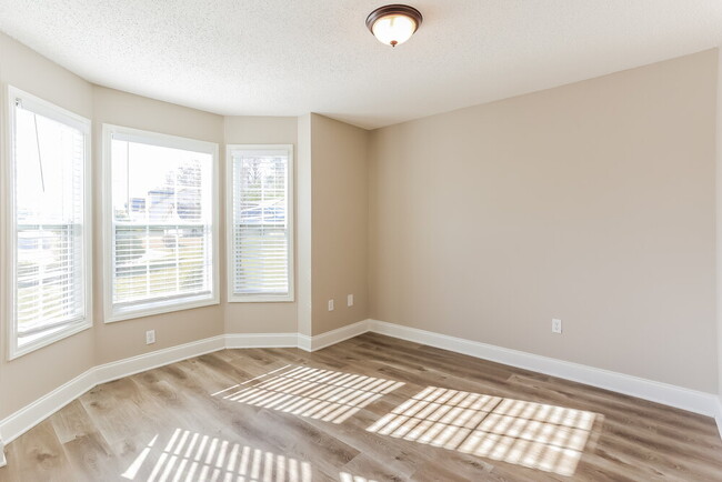 Building Photo - 204 Raleigh Way