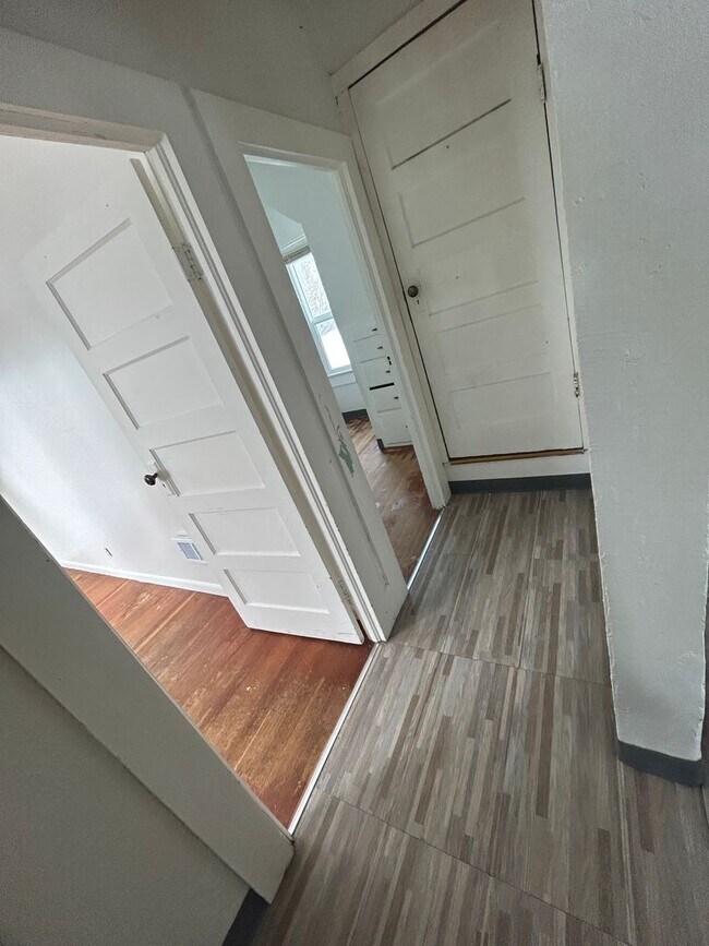 Building Photo - Charming 3 bed/1 bath country home on 5 acres with barn & small shop.