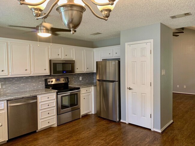 Primary Photo - Fantastic 4 Bedroom 2 Bathroom house in So...
