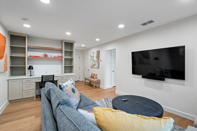 Building Photo - 6501 Ravendale Ln