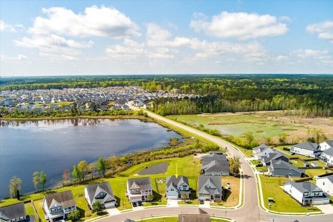 Building Photo - Show stopping 5 bed/3 bath rental in the h...