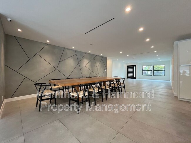Building Photo - 5735 Saloma Ave