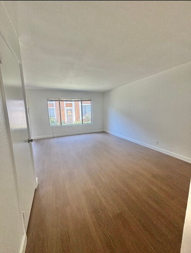 Building Photo - 2 bedroom 1.5 bath condo in Cedar Glen