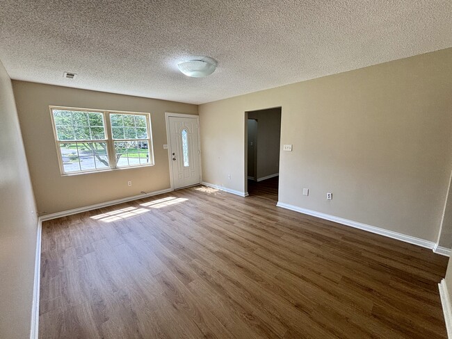 Building Photo - 5317 Beechwood Dr