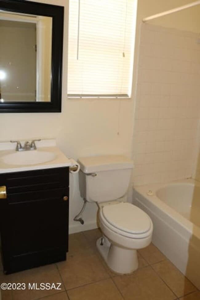 Building Photo - Super Northwest Location! Lovely spacious 3 bedroom, 2 bath home with large back yard