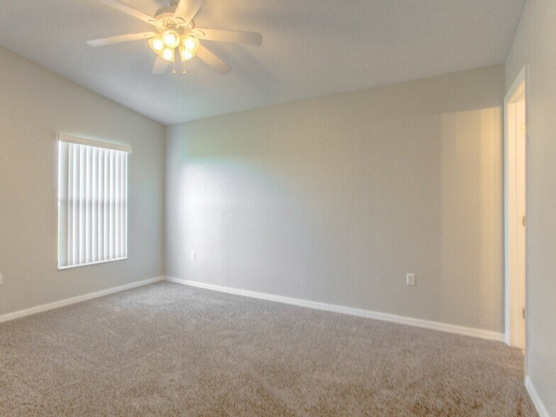Building Photo - 4944 Palm View Dr N