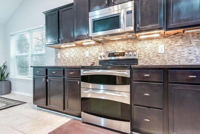 Building Photo - 216 Rockcrest Way