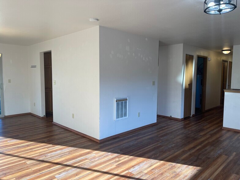 Building Photo - 609 Princeton Ave N