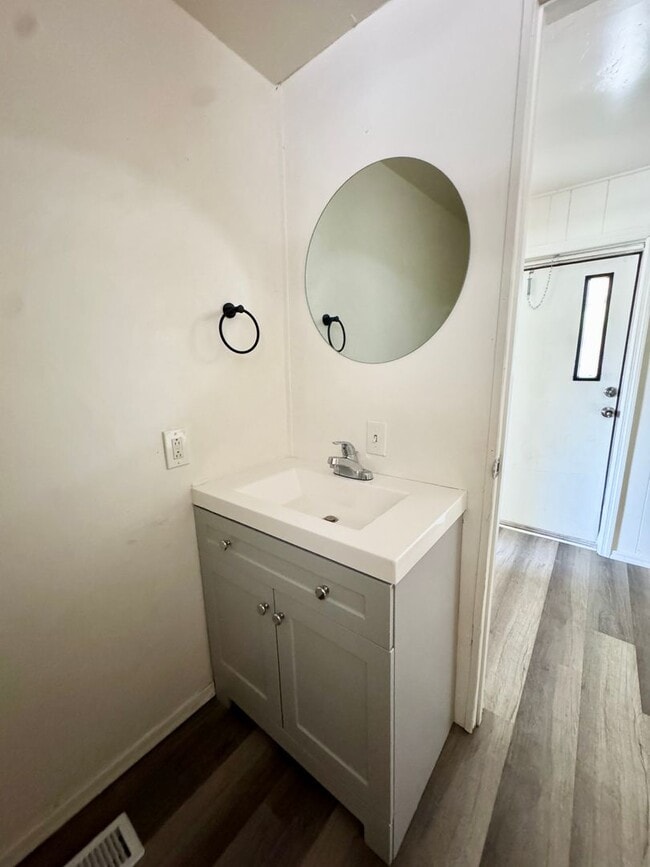 Building Photo - Cute Cozy and Centrally located
