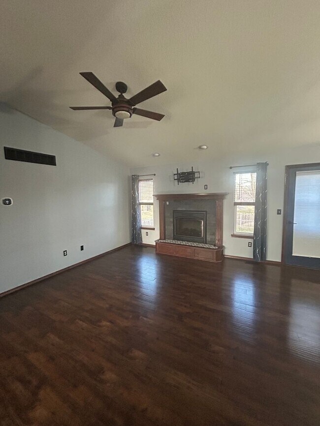 Building Photo - Updated 5 Bedroom , 3 Bath House in Derby Large back Yard