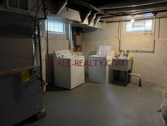 Building Photo - 3 Bedroom, 1 Bath, Central Air, Garage, Fu...