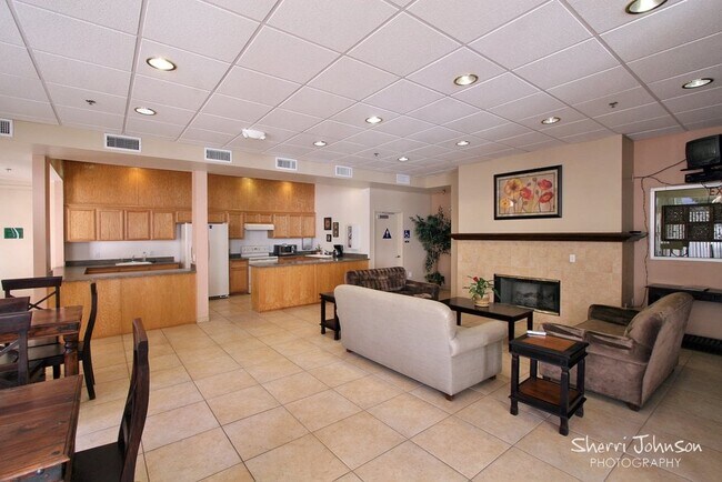 Community/Recreation Room - 5325 Newcastle Ave