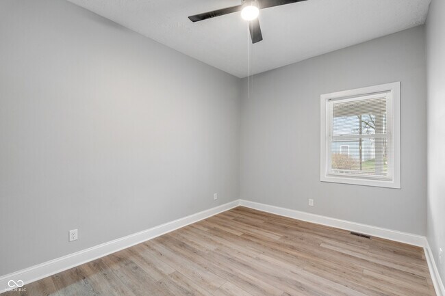 Building Photo - 2224 N Kenwood Ave
