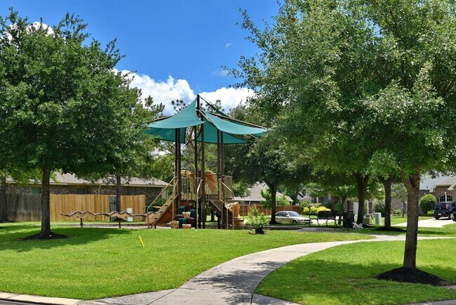 Building Photo - 2229 Maple Point Dr N