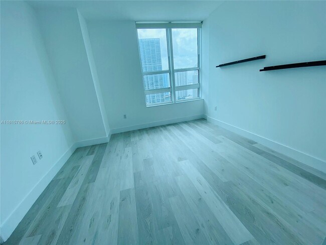 Building Photo - 950 Brickell Bay Dr