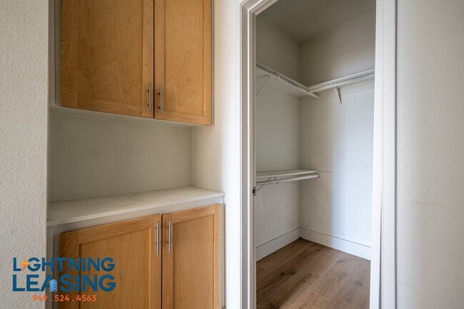 Building Photo - 886 Palm Ave