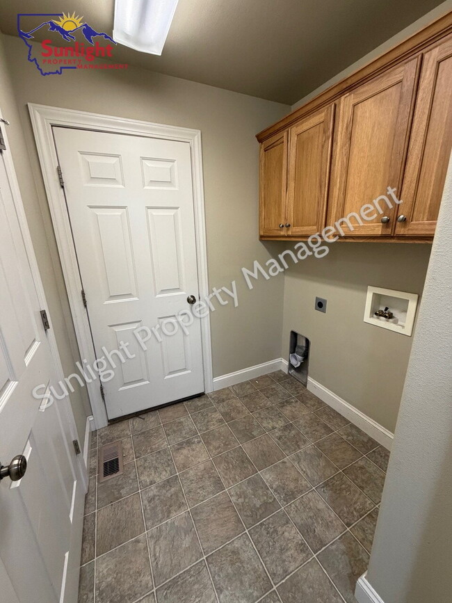 Building Photo - 3-Bed 3-Bath Gem with 2,440 Sq Ft of Comfort in Laurel, MT!