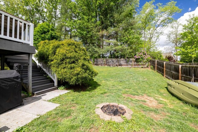 Building Photo - Spacious Home with Amazing Fenced Yard in ...