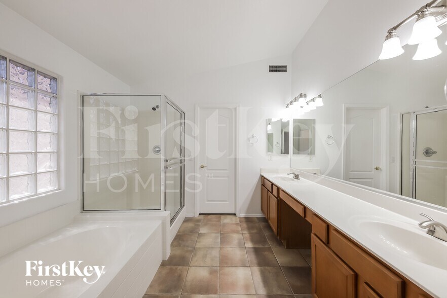 Building Photo - 7834 W Robin Ln