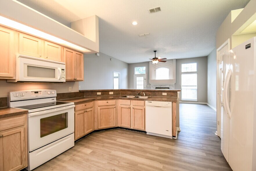 Building Photo - 324 Maplewood Dr