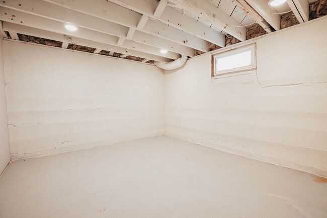 Building Photo - 1337 S Florence Ave